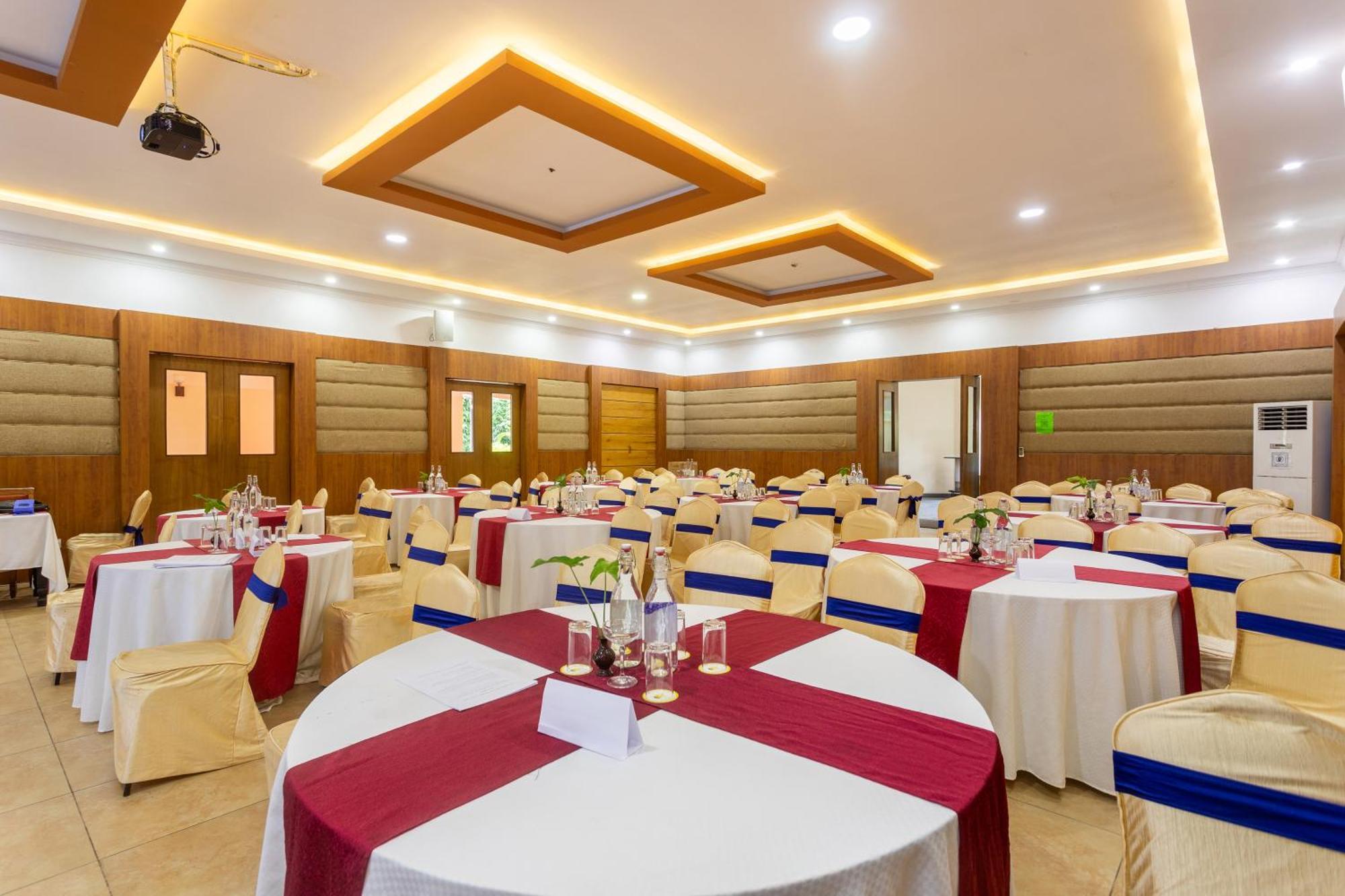 Atithi Resort & Spa Pokhara Esterno foto